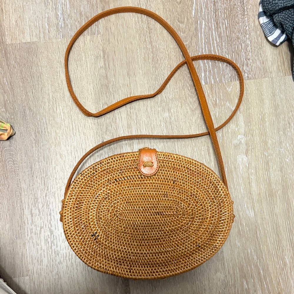Elegant Tan Woven Crossbody Bag